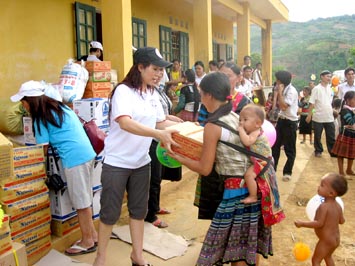 Trao quà cho trẻ em ở Suối Tôn